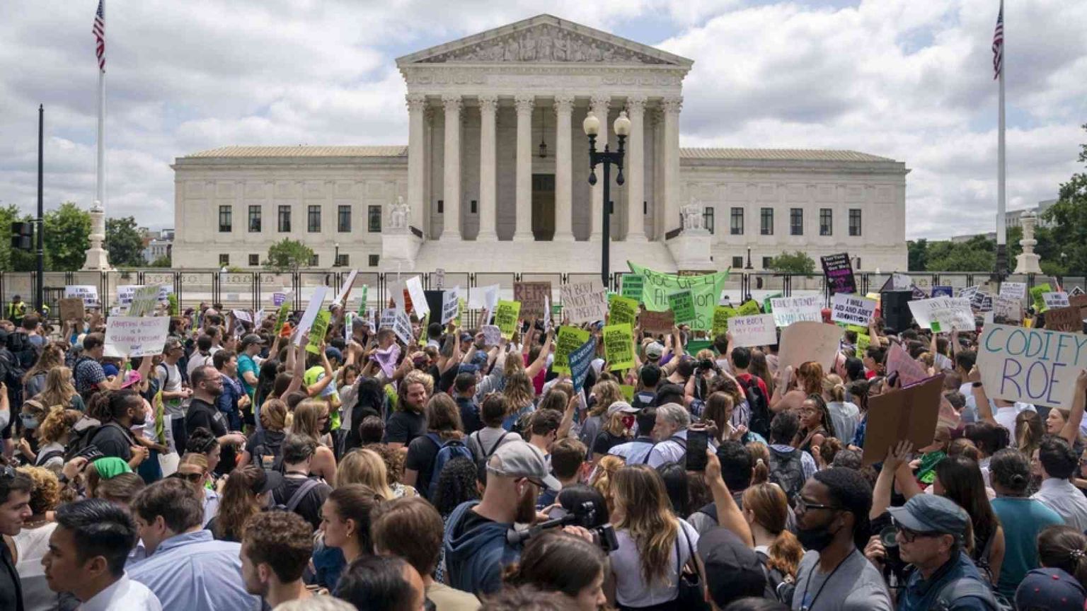Sentenza Usa sull'aborto, «l'ora di riflettere insieme»