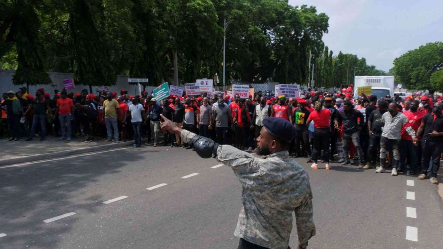 Prezzi del cibo alle stelle, esplode la protesta