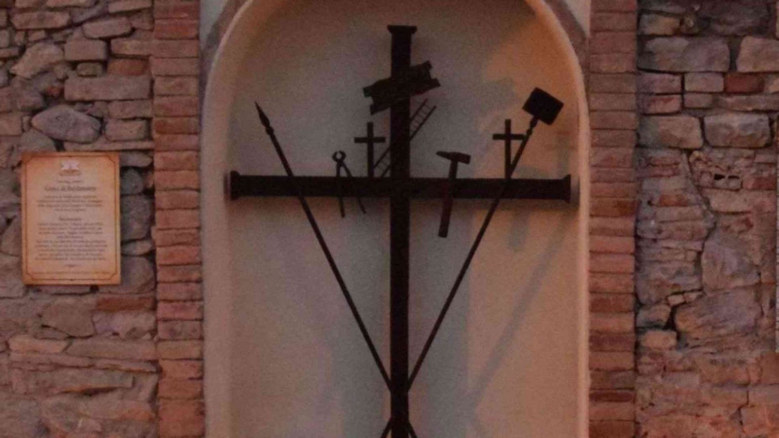 Baldassarre, il "santo" delle croci lungo le strade