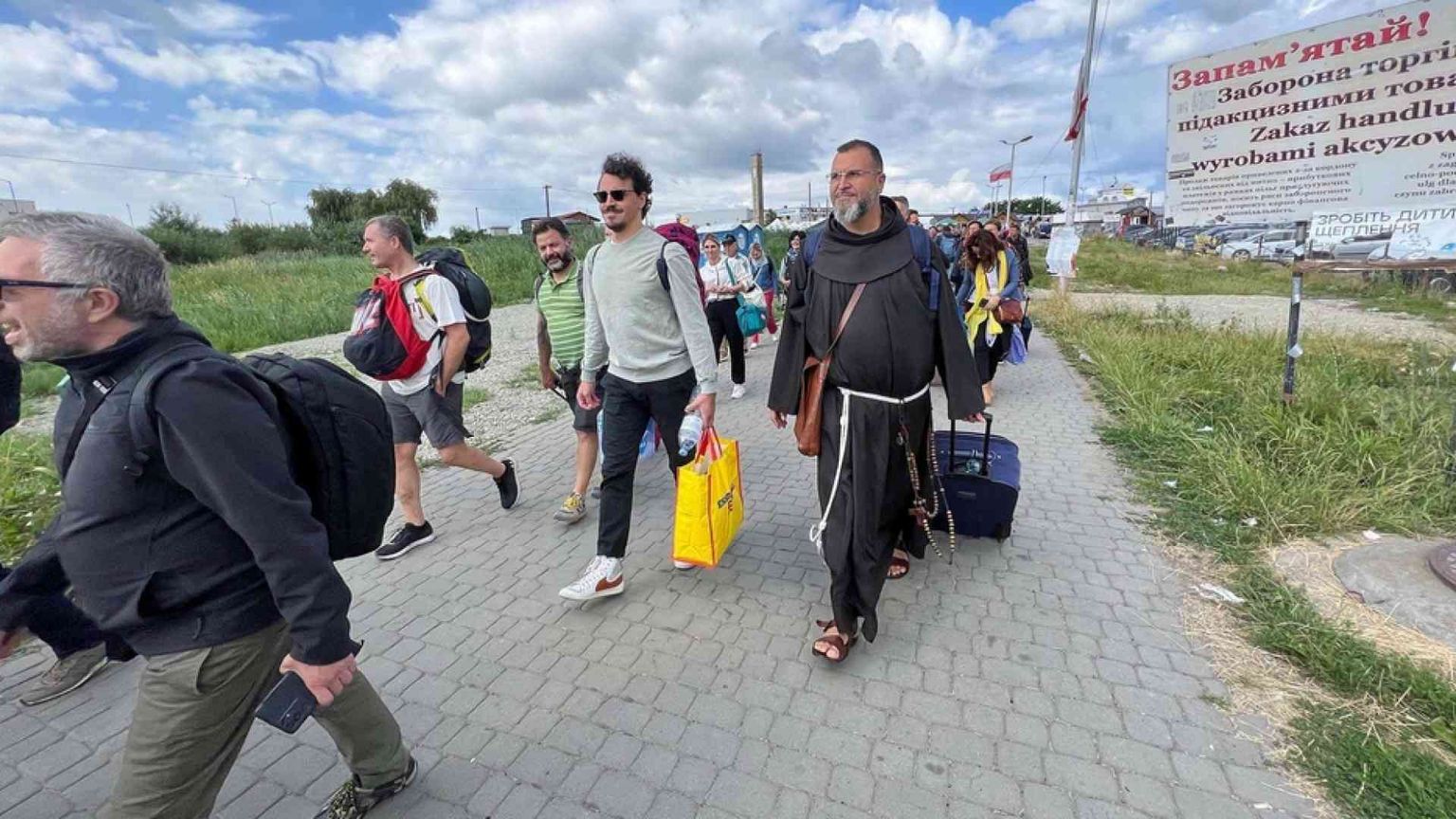 Kiev, in marcia i pacifisti: «Le armi non bastano a risolvere il conflitto»