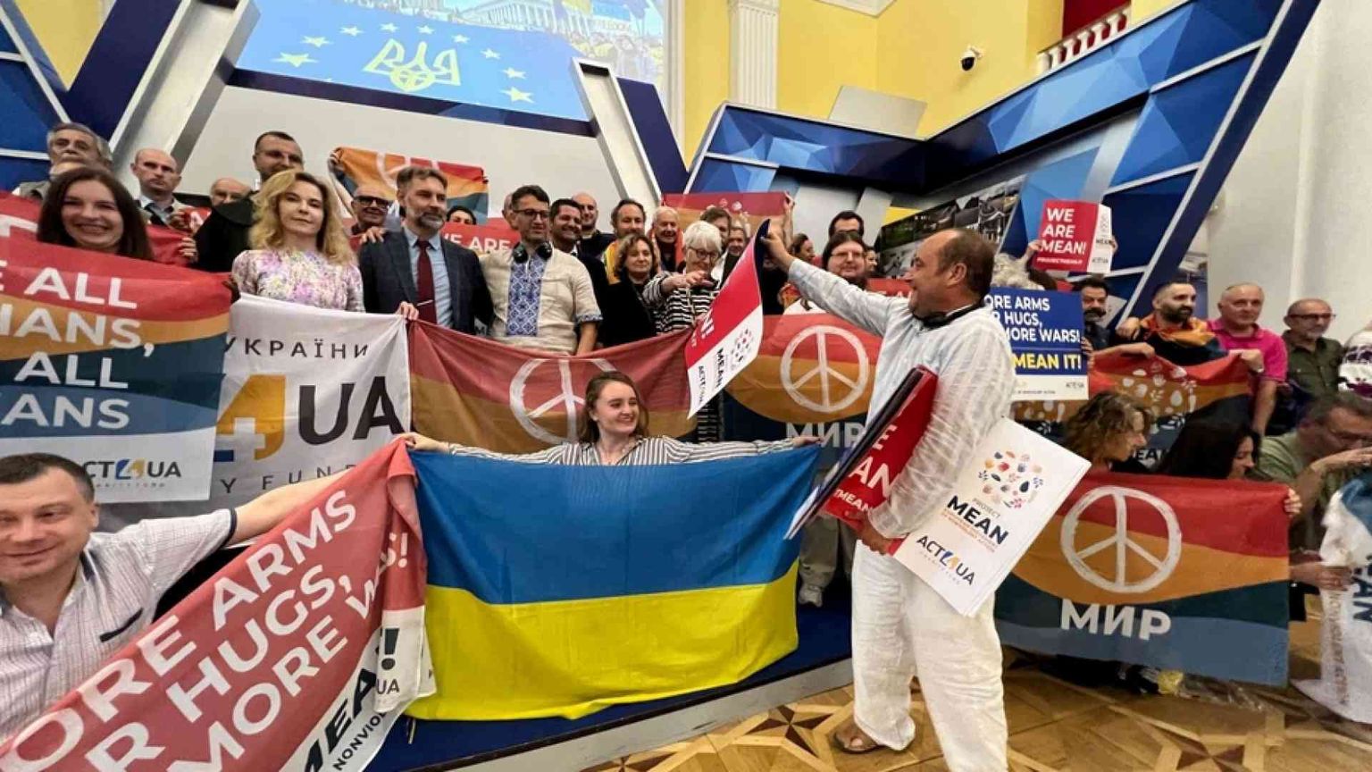 Le bandiere dalla pace a Kiev: l'Italia dal basso chiede il cessate il fuoco