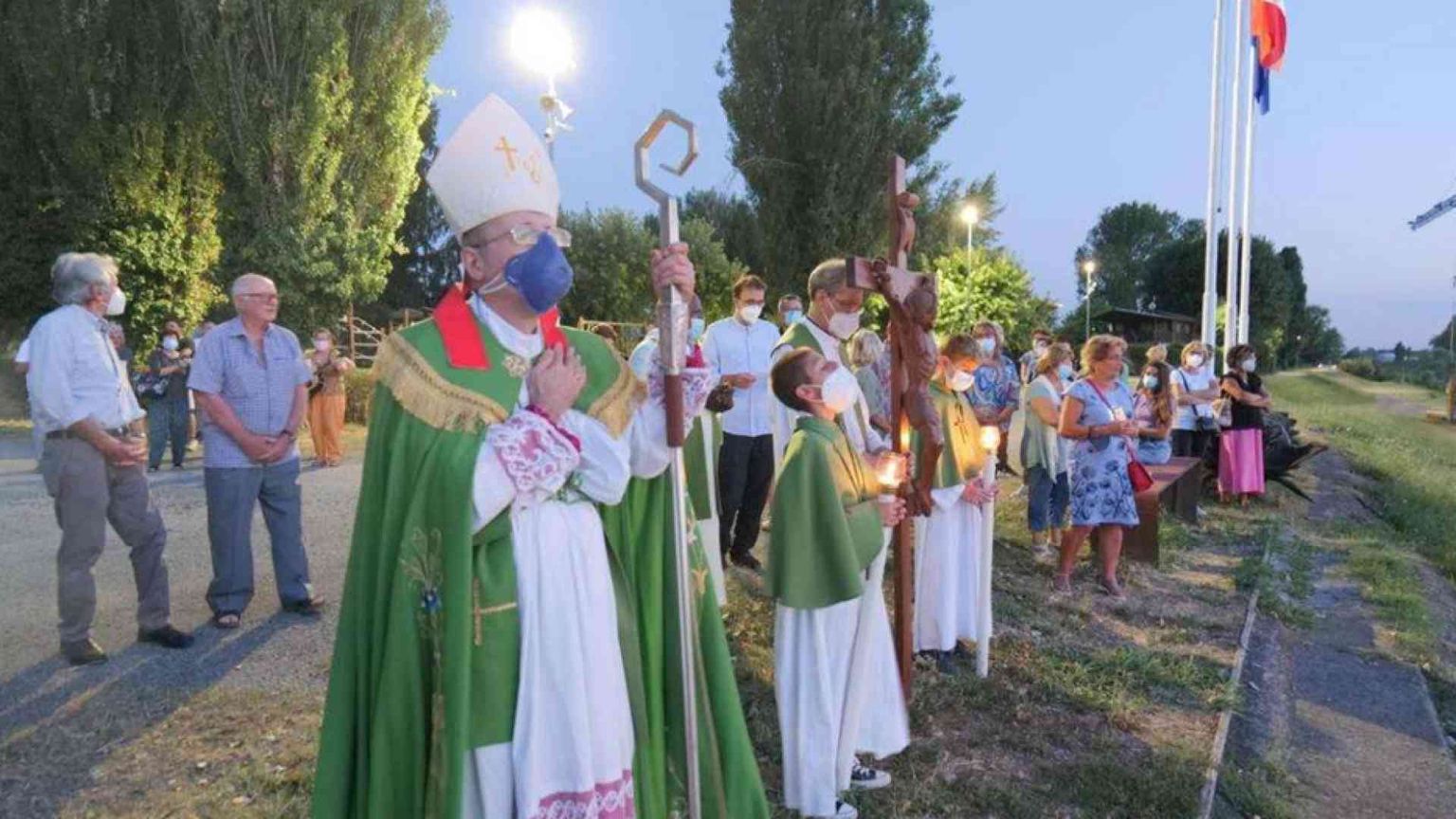 Parma, la Messa lungo l’argine del Grande fiume