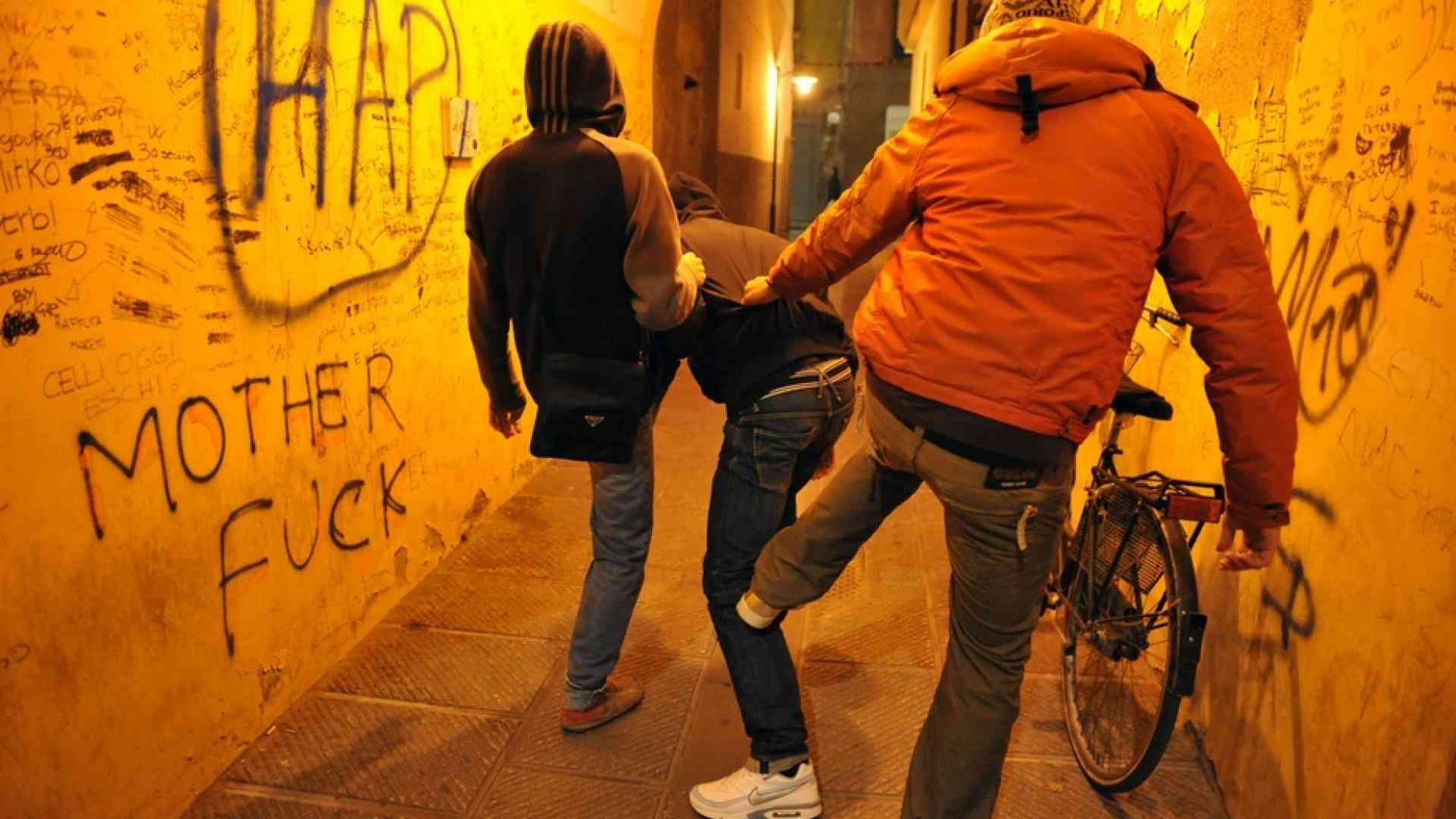 «Ragazzi violenti e fragili, perché? Noi adulti stiamo sbagliando tutto»