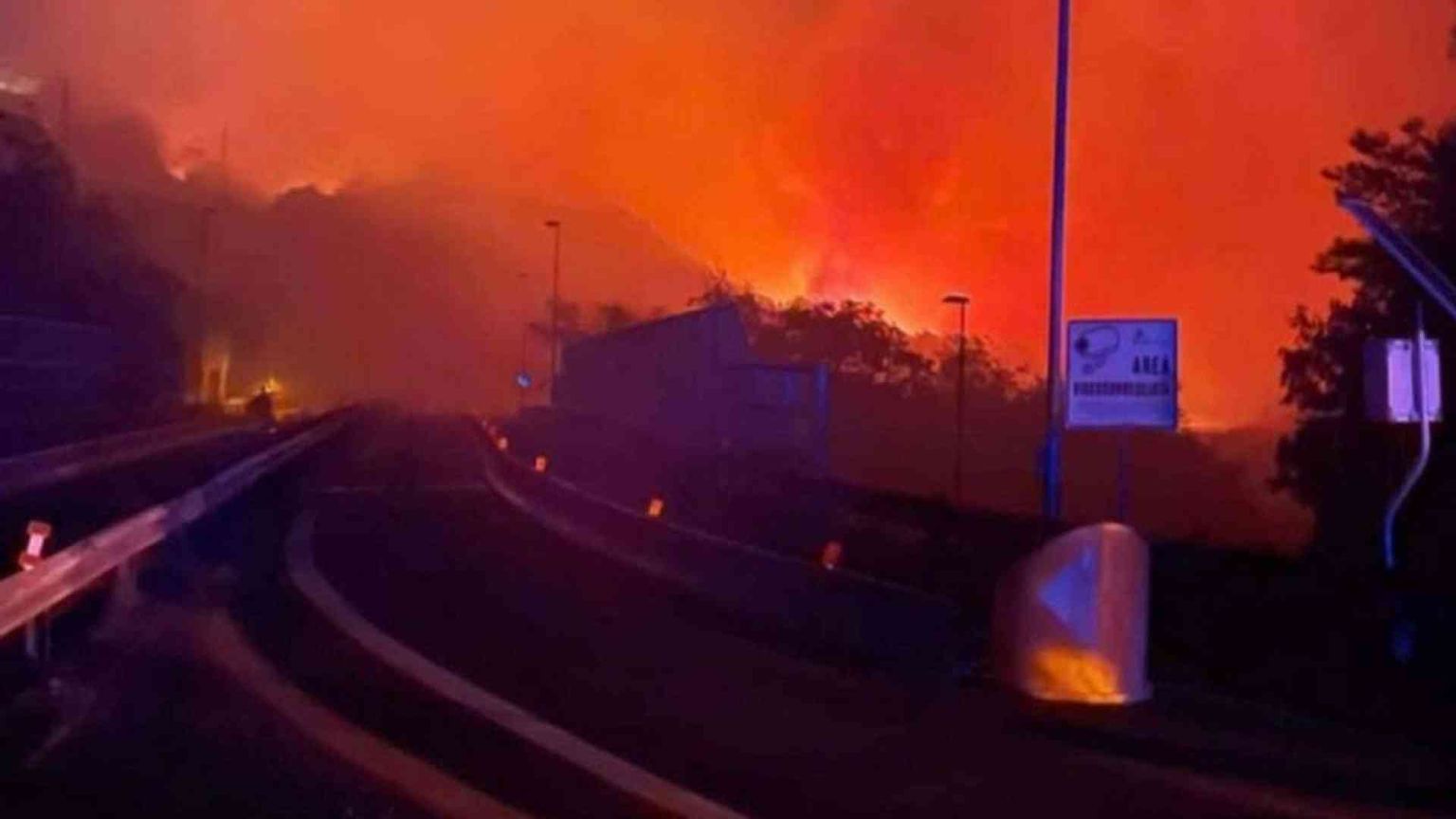 Dalla Versilia a Trieste, l'Italia continua a bruciare