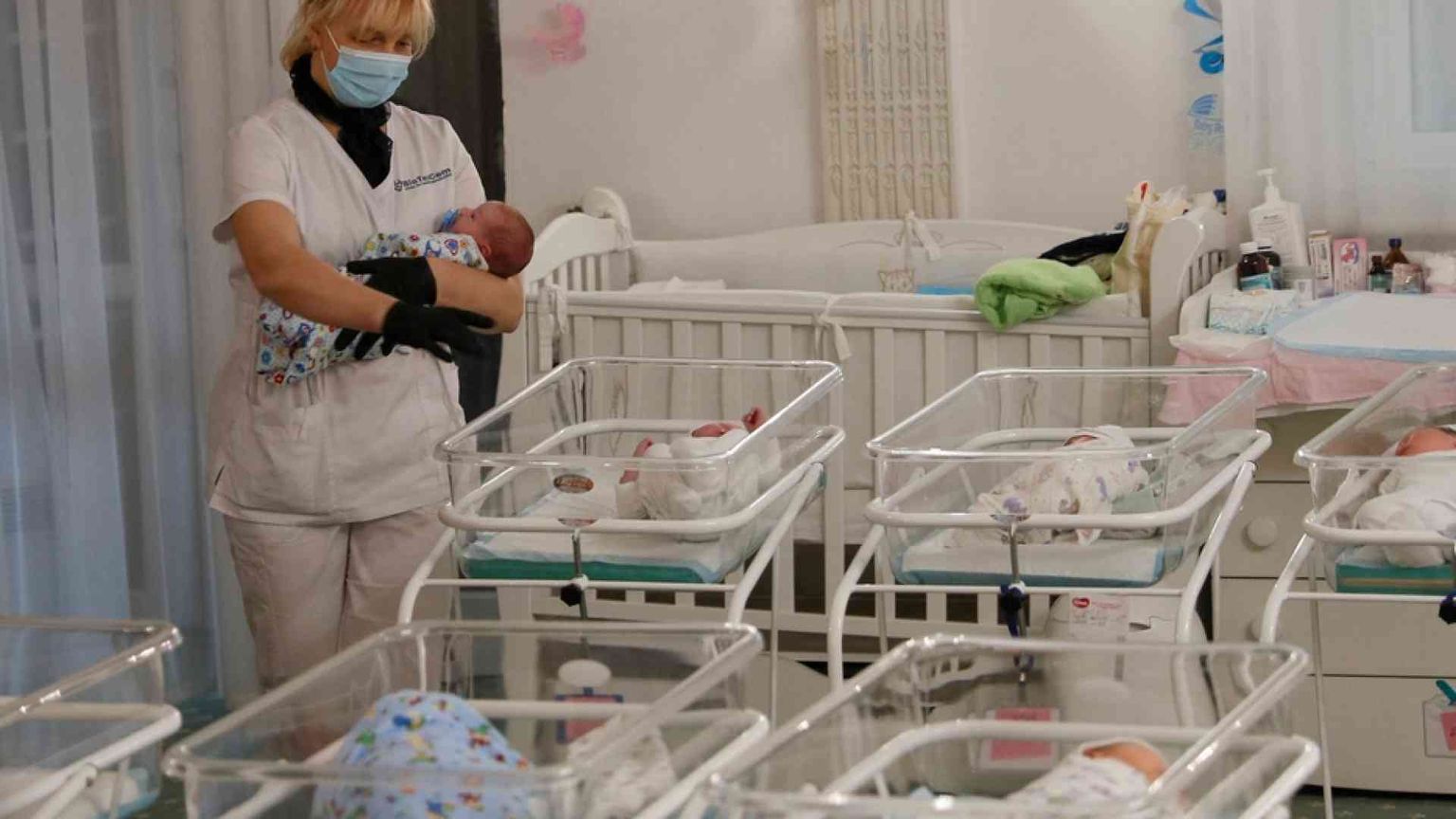 Utero in affitto, con la guerra il business diventa «creativo»