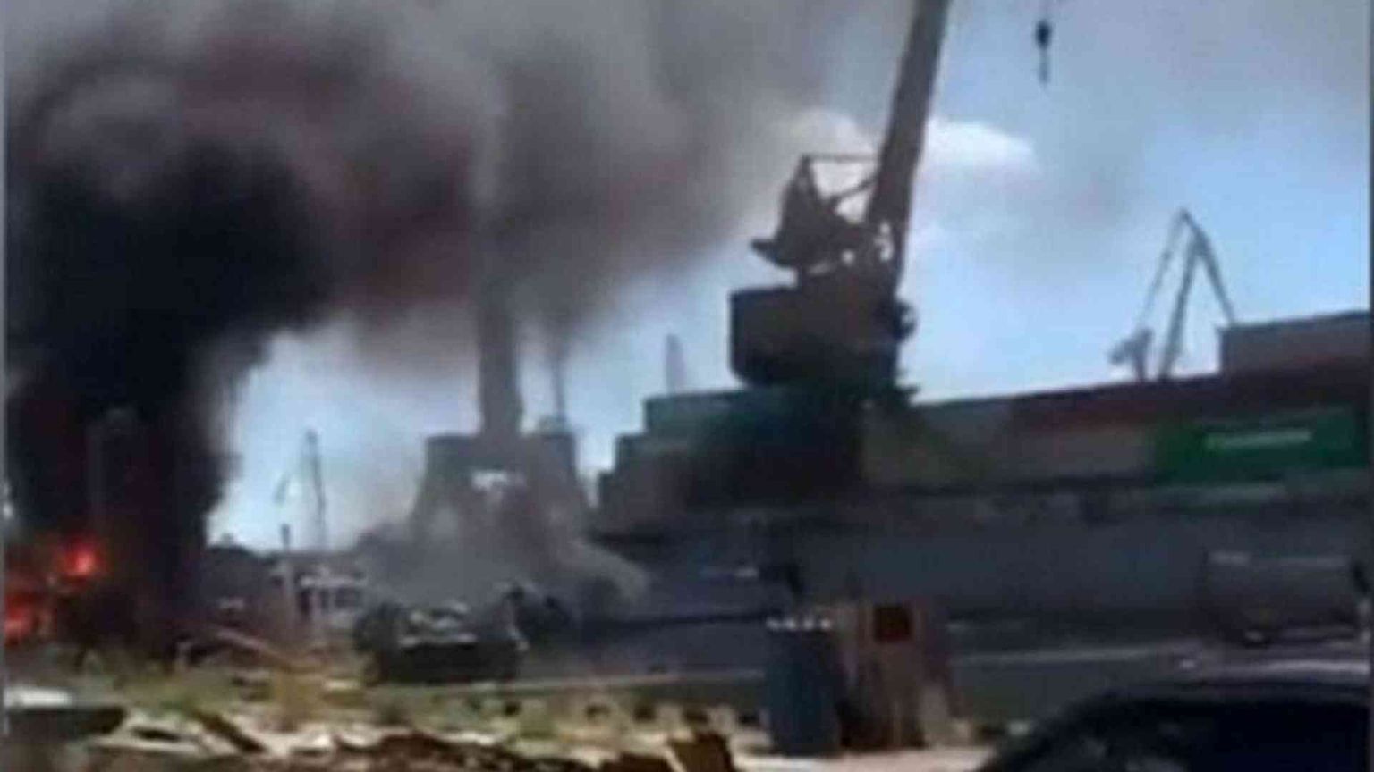 I russi bombardano il porto di Odessa, colpito un deposito di grano (vuoto)