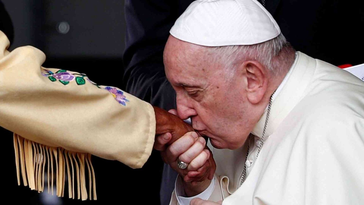 Il Papa è arrivato a Edmonton: la cerimonia di accoglienza / Video