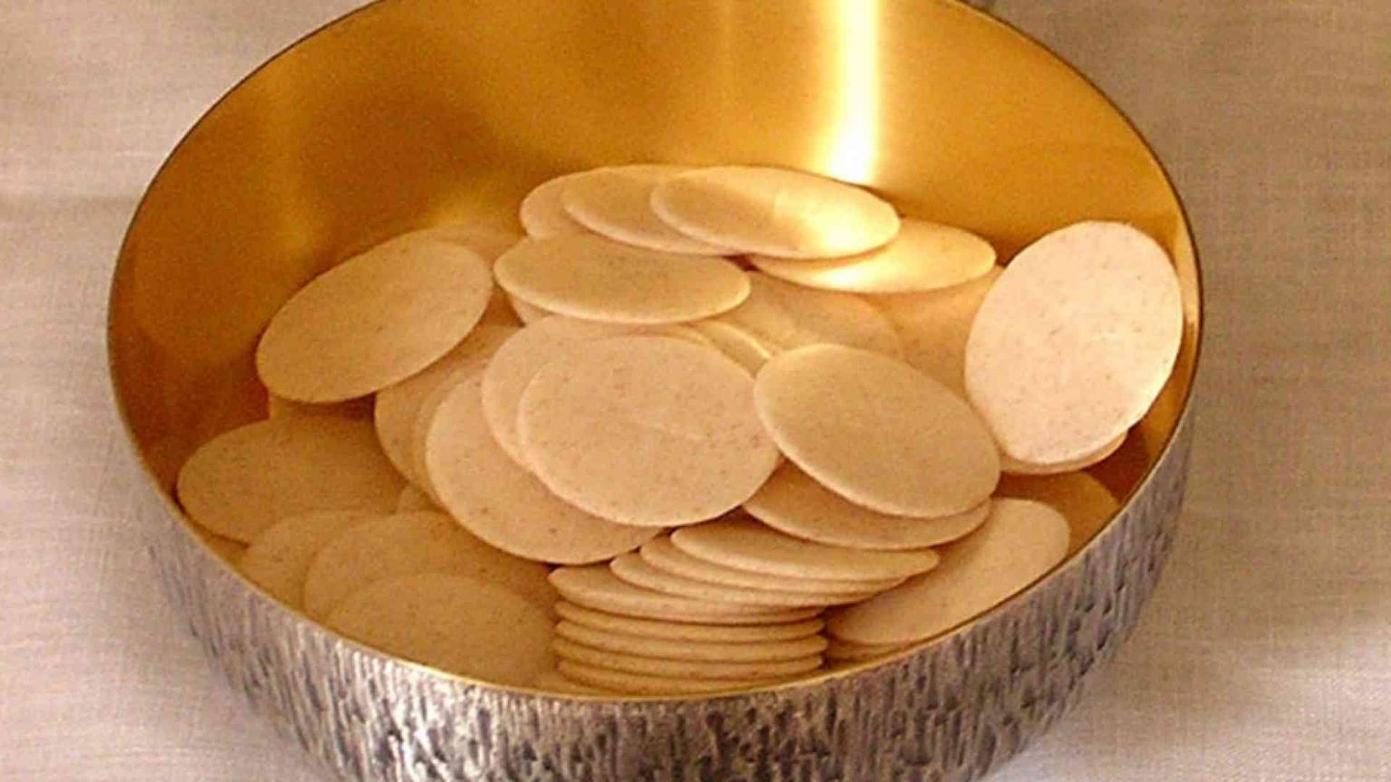 Messa celebrata in mare, la diocesi: decoro e rispetto per i sacramenti