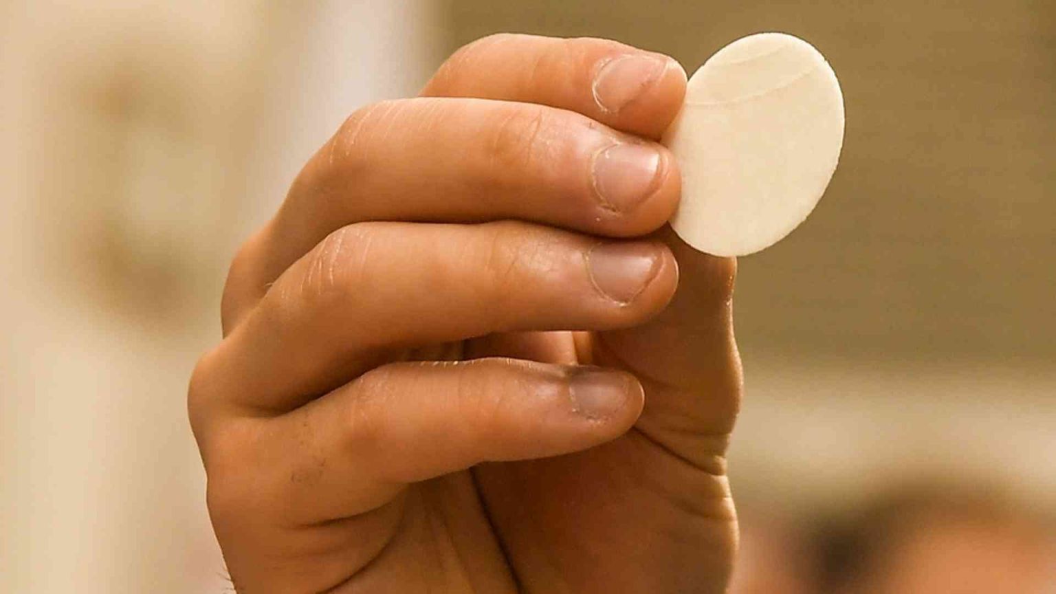 Messa in mare, la Procura apre un’indagine. E il sacerdote chiede scusa