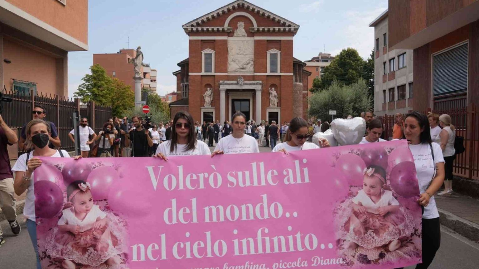 L'addio alla piccola Diana. Delpini: «La nostra città dovrebbe essere diversa»