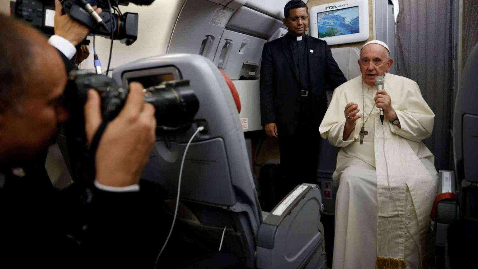 Il Papa: «L'indietrismo è un peccato. Genocidio in Canada? Sì, ci fu»