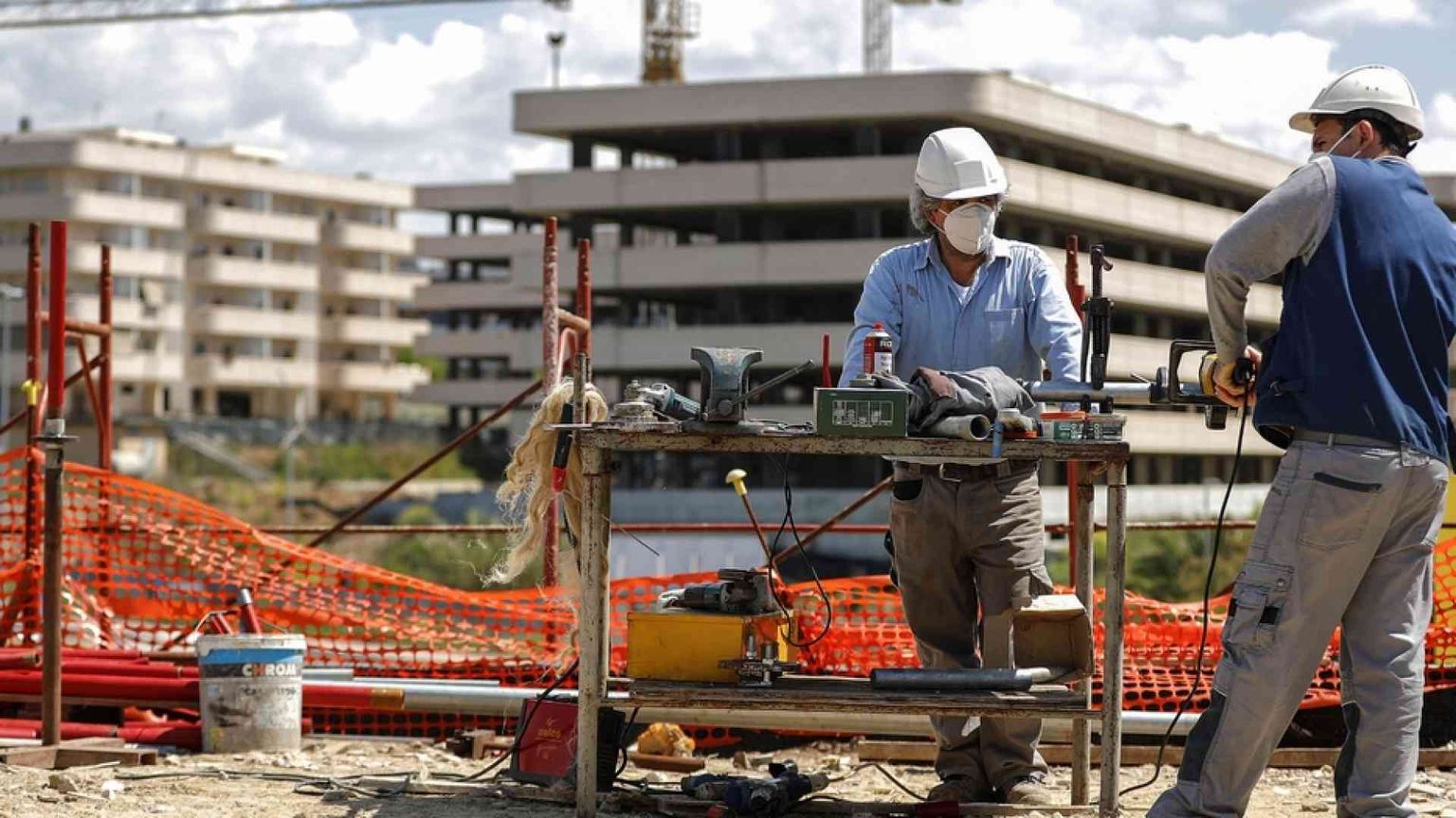 Precari, edili e operai i "forzati" del lavoro ad agosto
