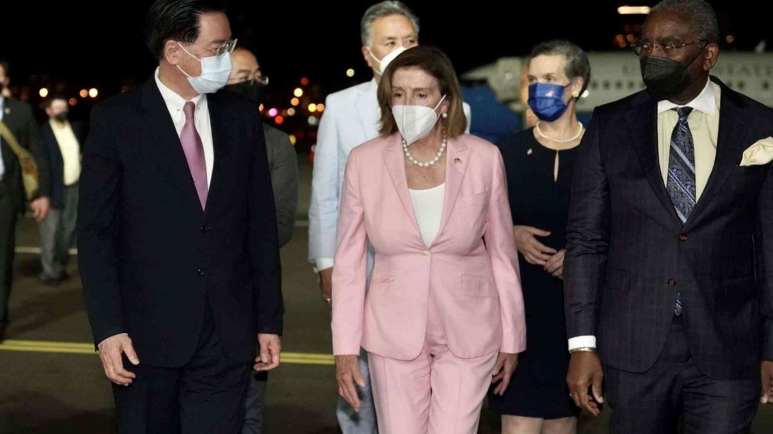 Nancy Pelosi a Taiwan, Pechino allerta l'esercito. «Non si gioca con il fuoco»