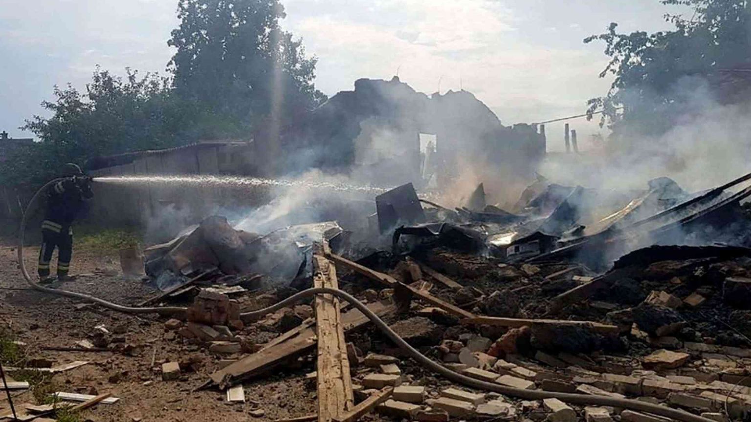 Amnesty accusa Kiev: armi e basi militari tra i civili. La replica di Zelensky