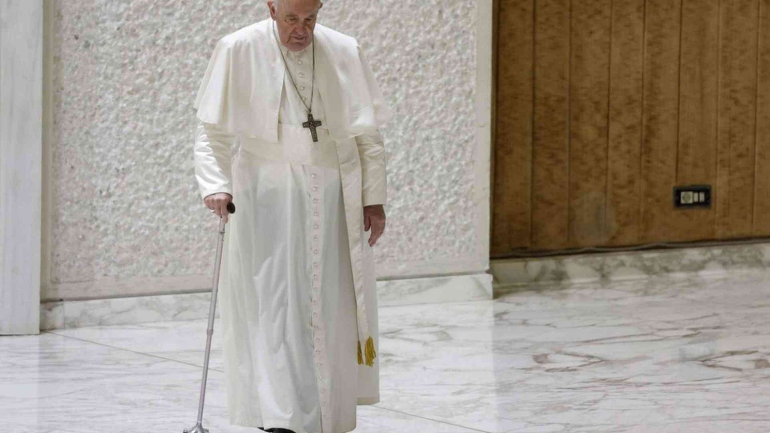 Il Papa: volere l'eterna giovinezza è delirante