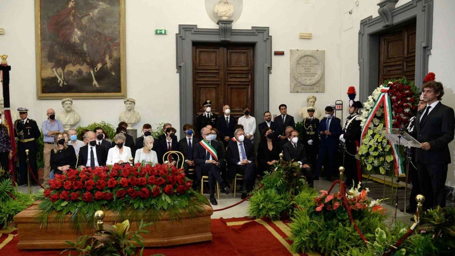 Folla e commozione ai funerali di Piero Angela