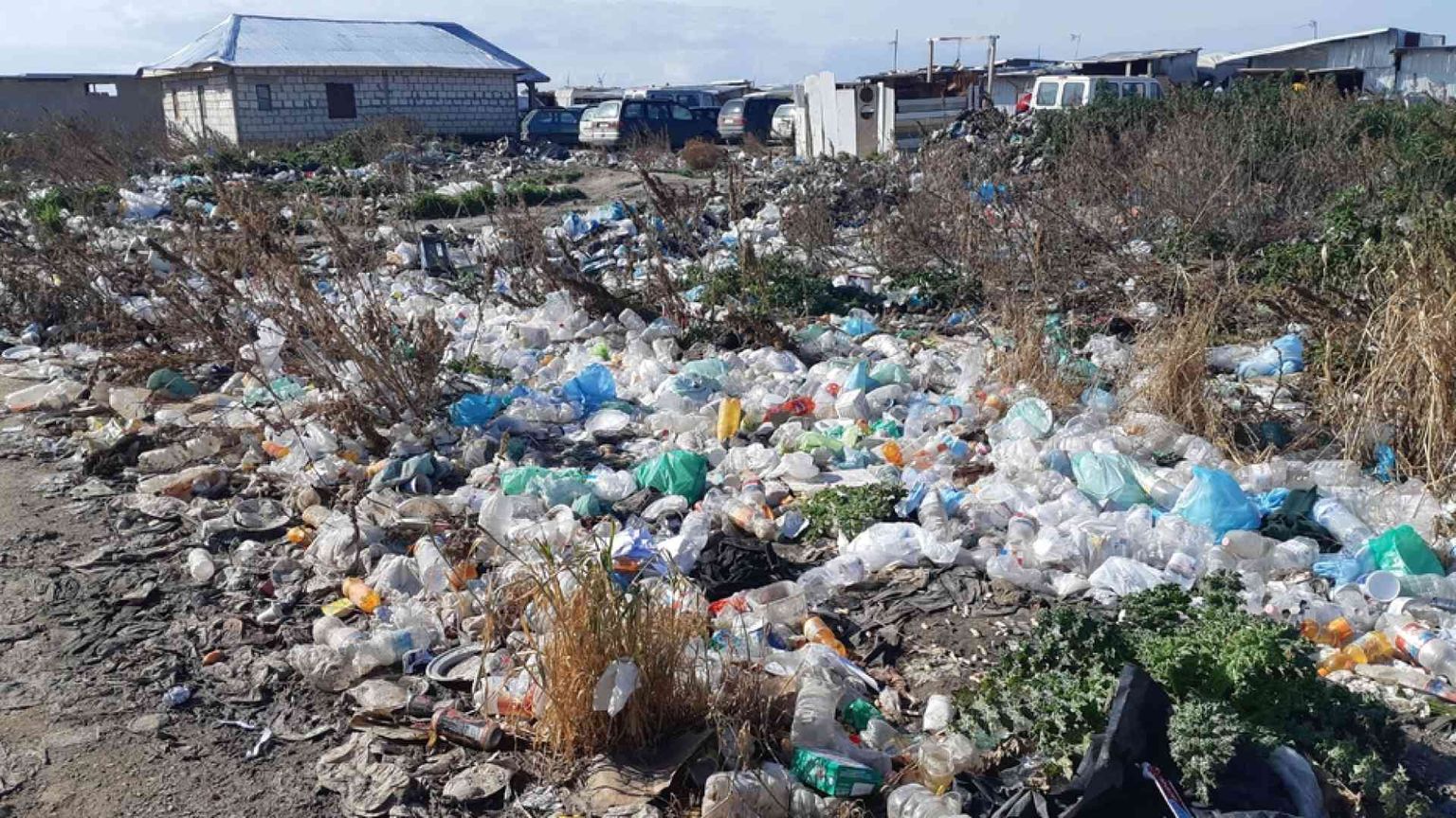 Nel ghetto foggiano, discarica di lavoratori, vincono degrado e illegalità