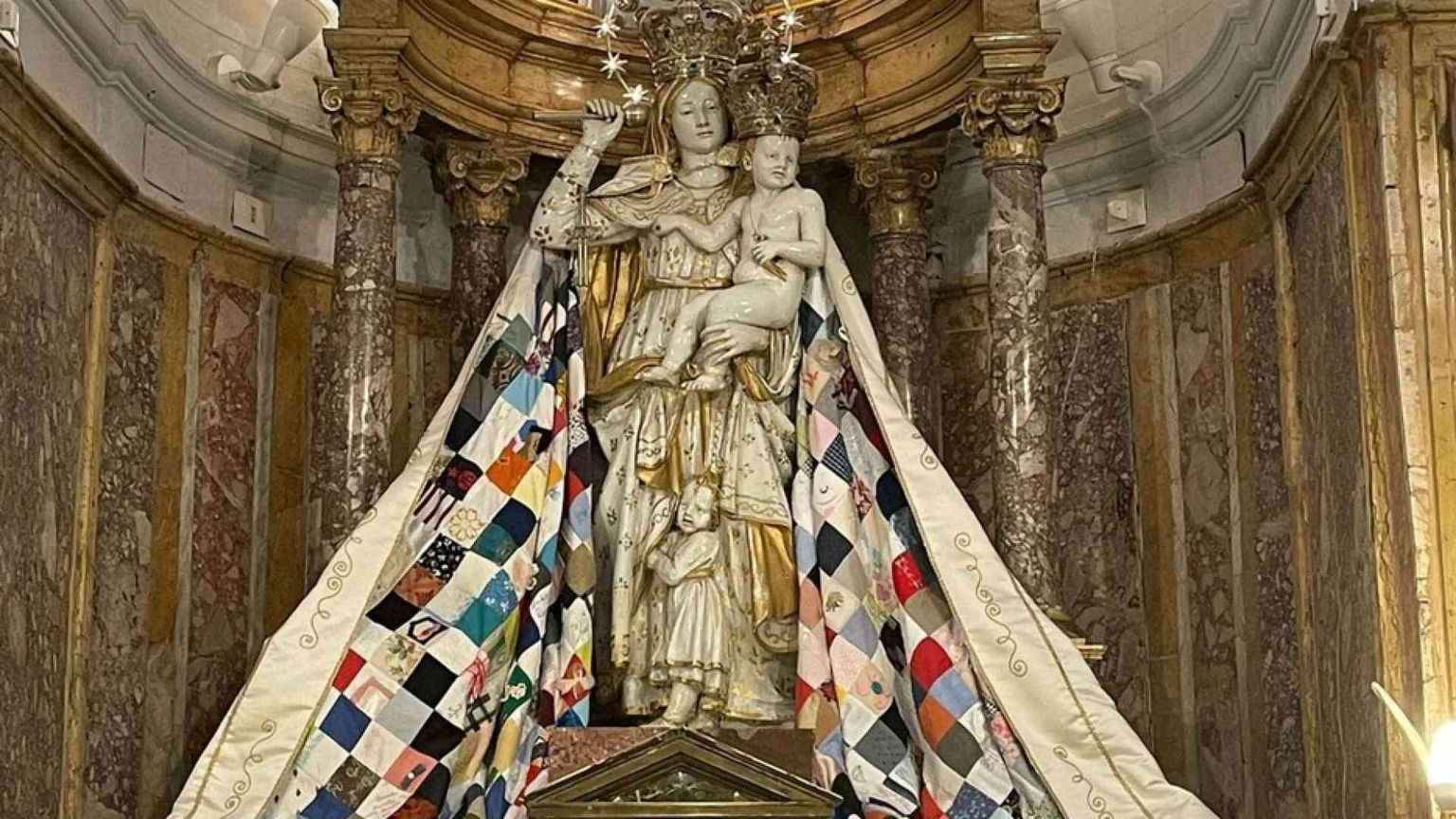 Il «manto della madre», con le stoffe dei fedeli, per la Madonna del Soccorso