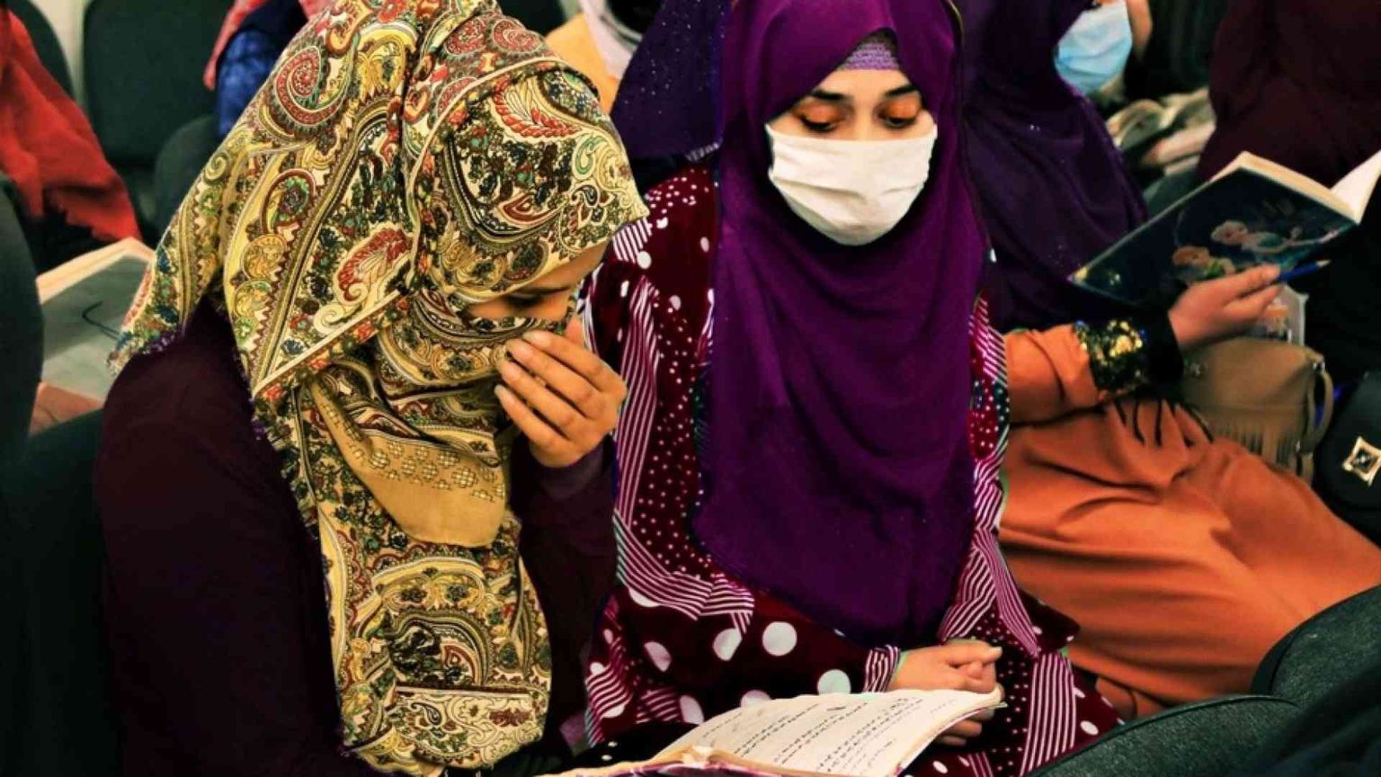 Le donne a scuola in un soggiorno nell'Afghanistan sospeso nel tempo