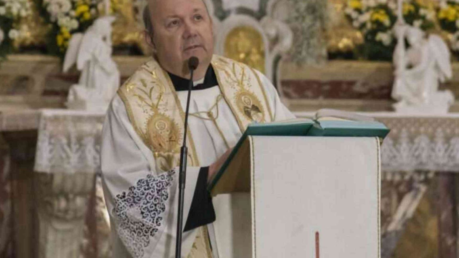 L'addio di Imola a don Luca Dalfiume: «Il santo? Un vero uomo»