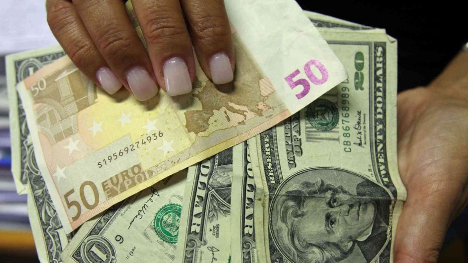 Se l'euro scende sotto la parità con il dollaro: le conseguenze