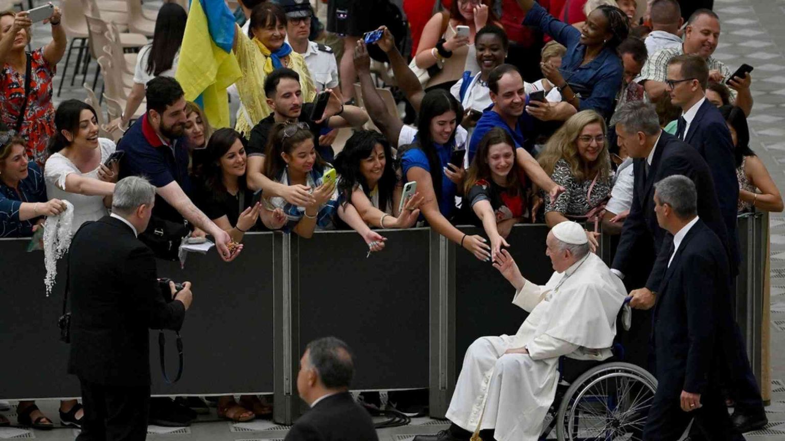 Il Papa: «La guerra è una pazzia che pagano gli innocenti»