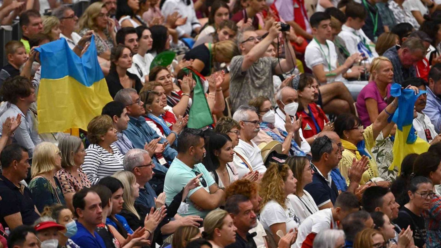 Il Papa: i vecchi, una luce per le altre età della vita