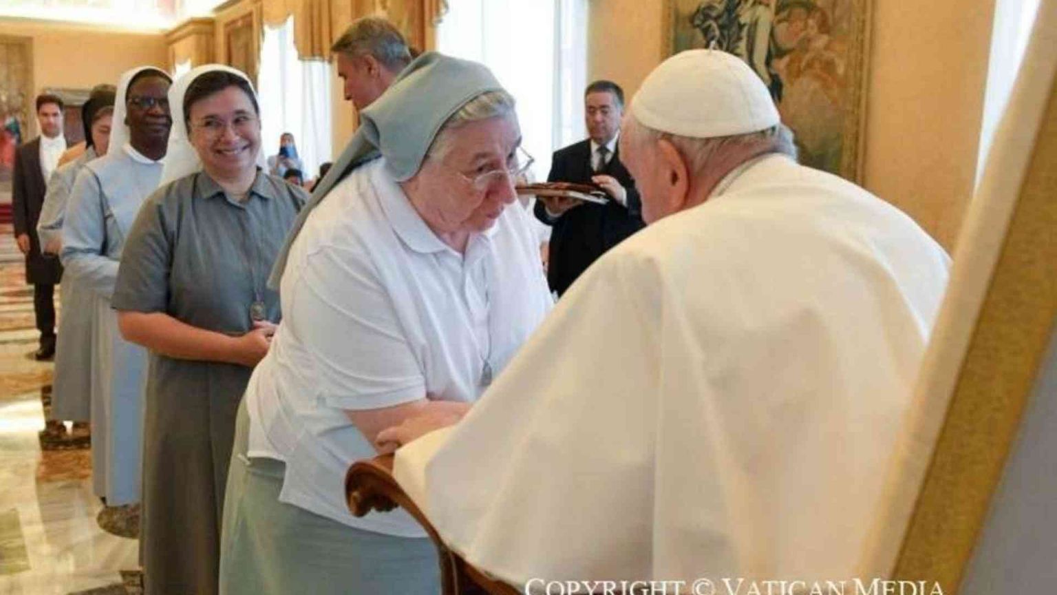 Papa Francesco alle suore: aiutate le famiglie ad avere figli