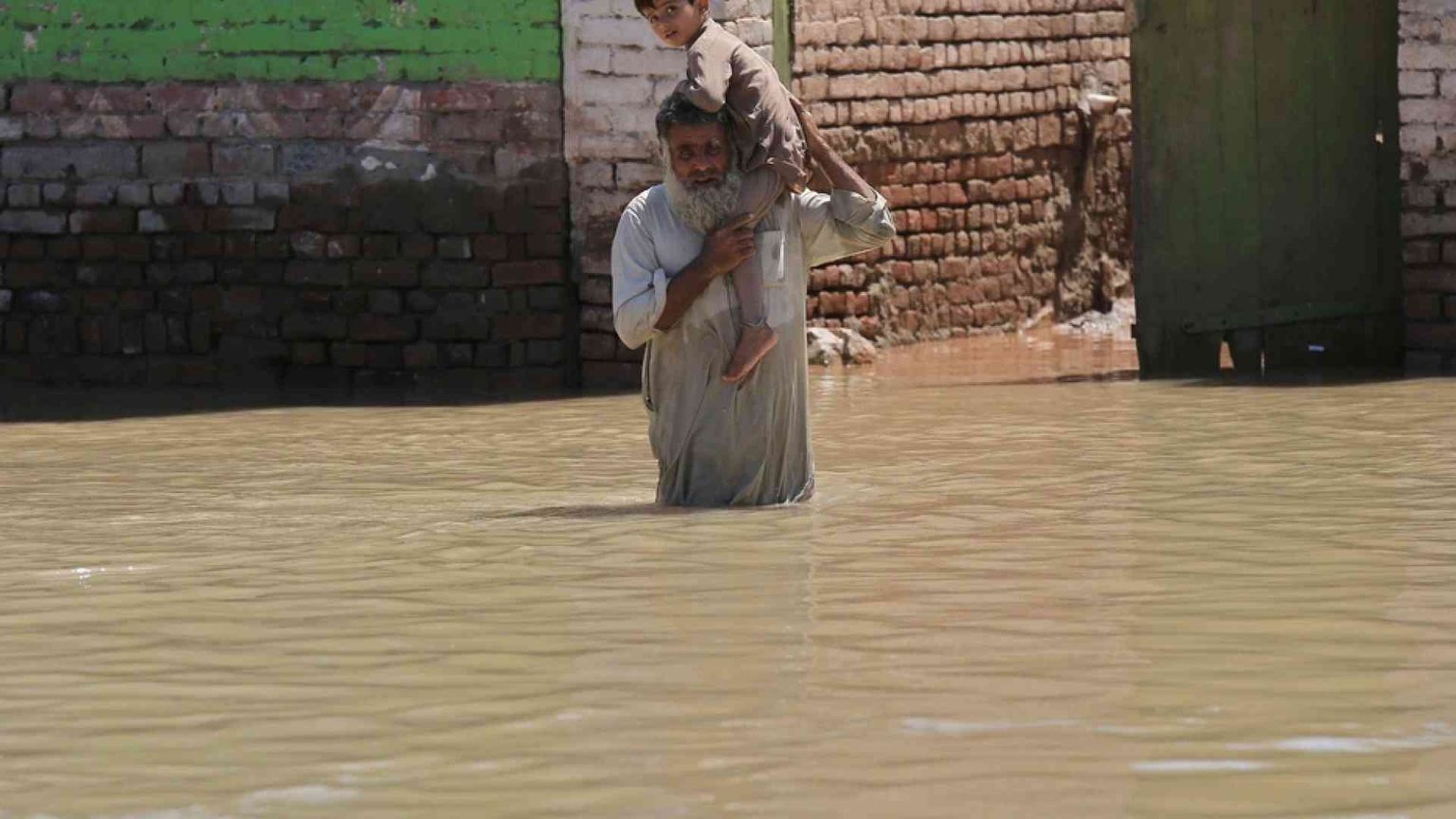 Alluvioni in Pakistan, strage dei bimbi: è minorenne un terzo dei 1.200 morti