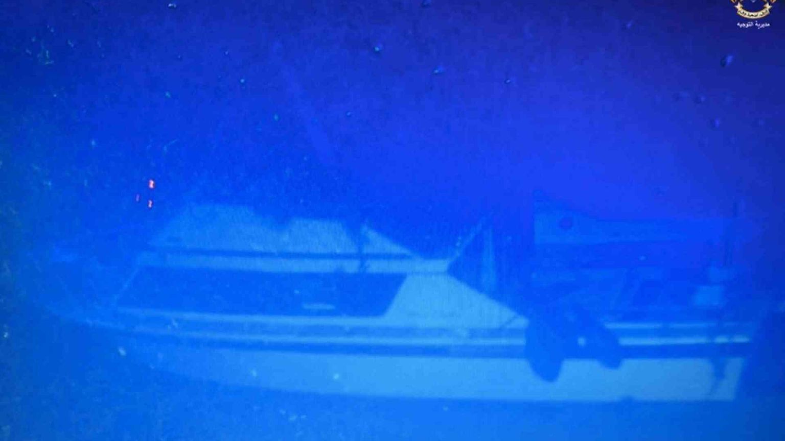 Una mamma abbracciata al suo bimbo tra i morti imprigionati in fondo al mare