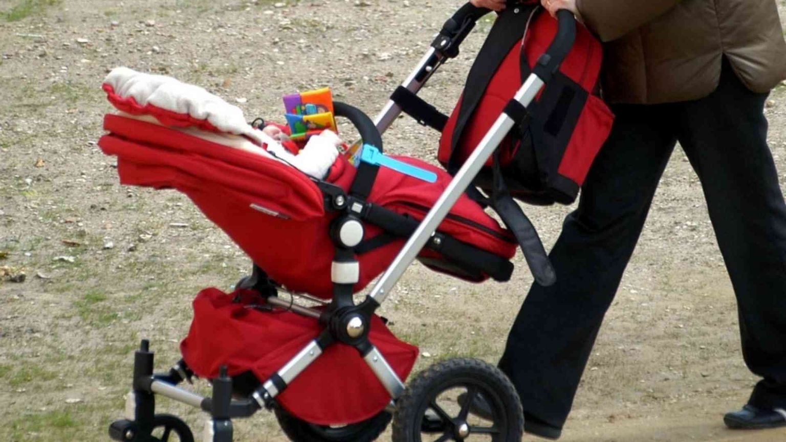 Doppia maternità, niente padri: due storie fra tribunali, Comuni. E leggi