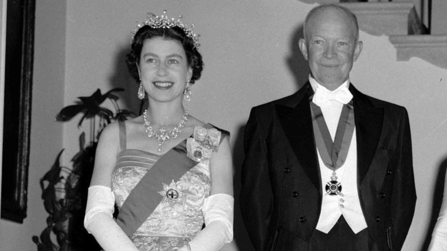 Da Eisenhower a Trump, tutti gli inchini a Elisabetta