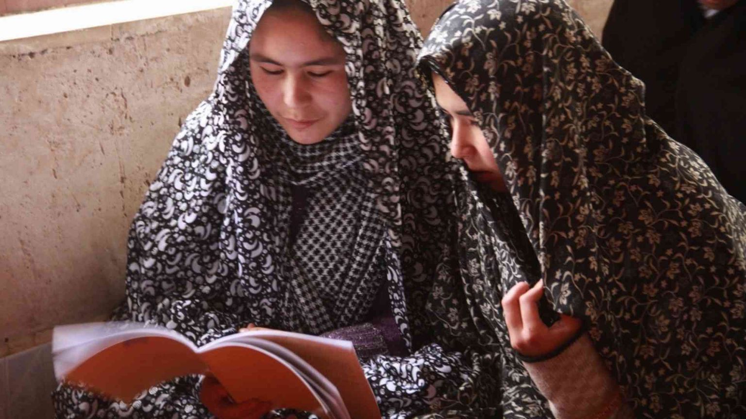 Afghanistan, centinaia di ragazze si presentano a scuola. E i presidi aprono