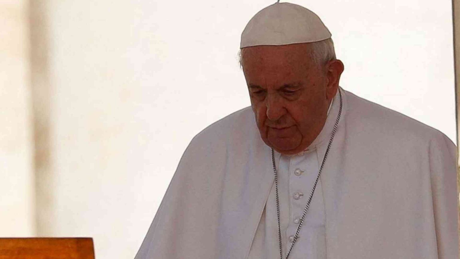 Il Papa: viviamo terza guerra mondiale, va scongiurato pericolo dell'atomica