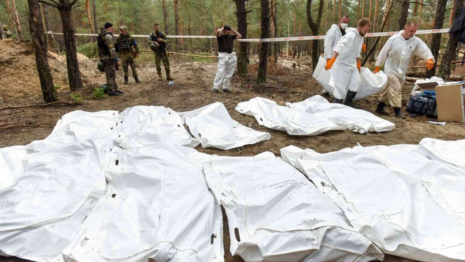 L'orrore delle fosse comuni a Izyum: almeno 440 corpi. «Segni di torture»