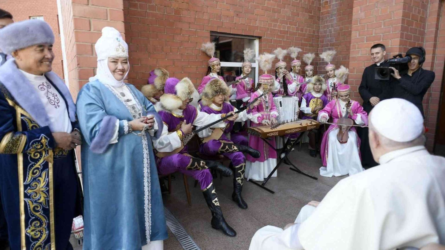 Una speciale famiglia musicale: mamma, papà, 3 figli naturali e 18 adottivi