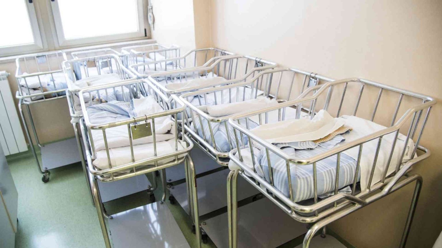 Demografo: «Culle vuote? Tassiamo chi non vuole avere figli»