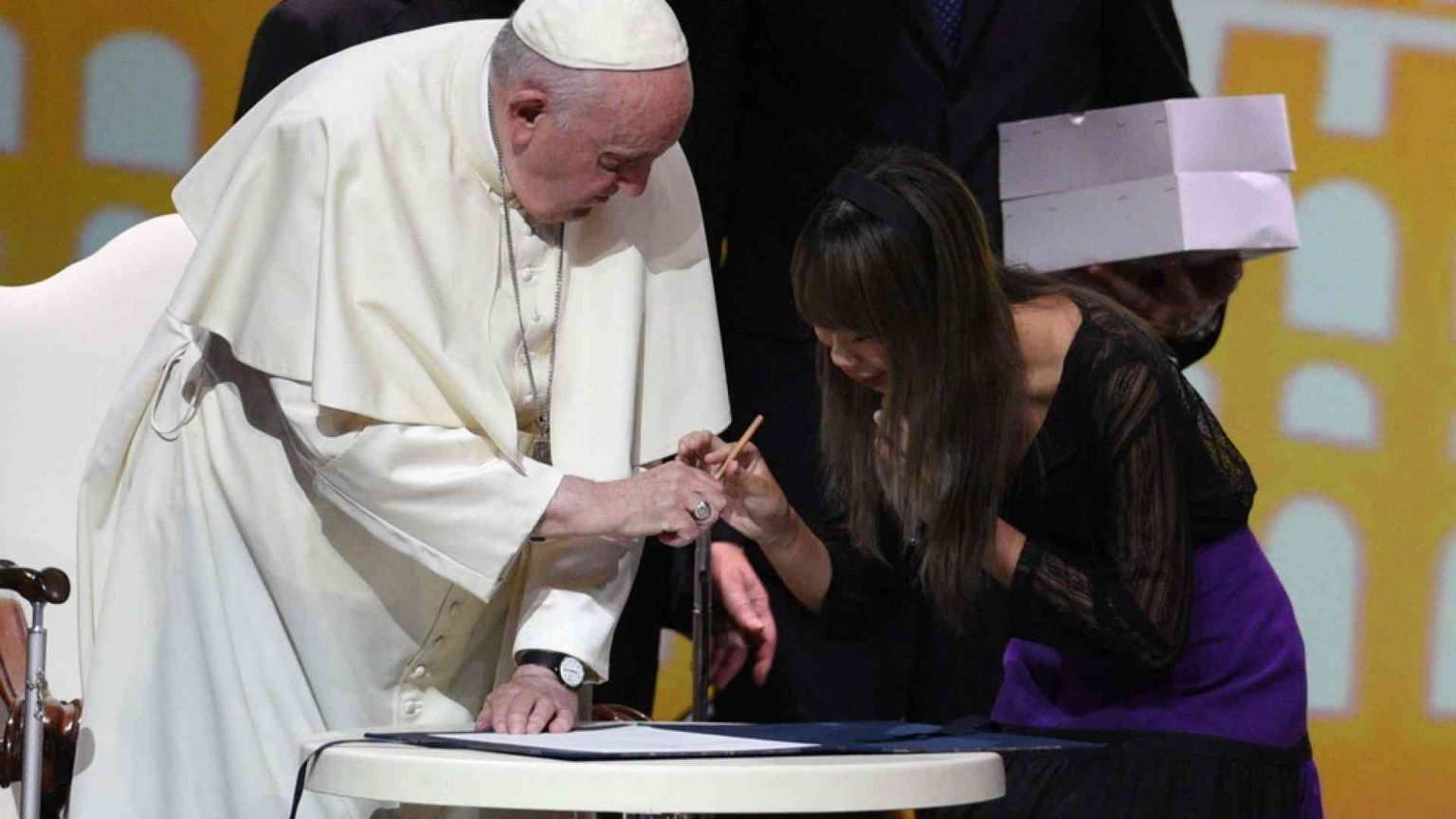 I giovani firmano il Patto con Francesco: «Una nuova economia non è utopia»