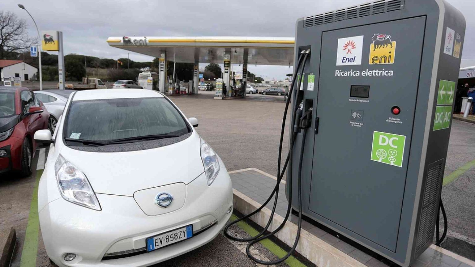 Mobilità elettrica, un affare d'oro. Ma l'Europa corre e l'Italia frena