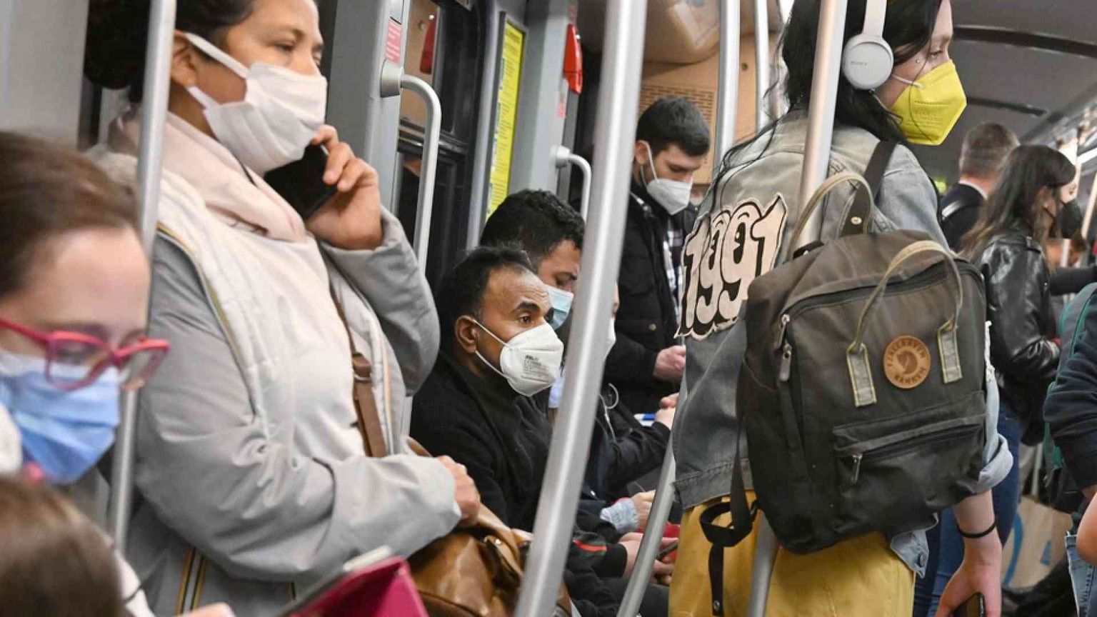 Via le mascherine sui bus, ma restano nelle strutture sanitarie. Salgono i casi