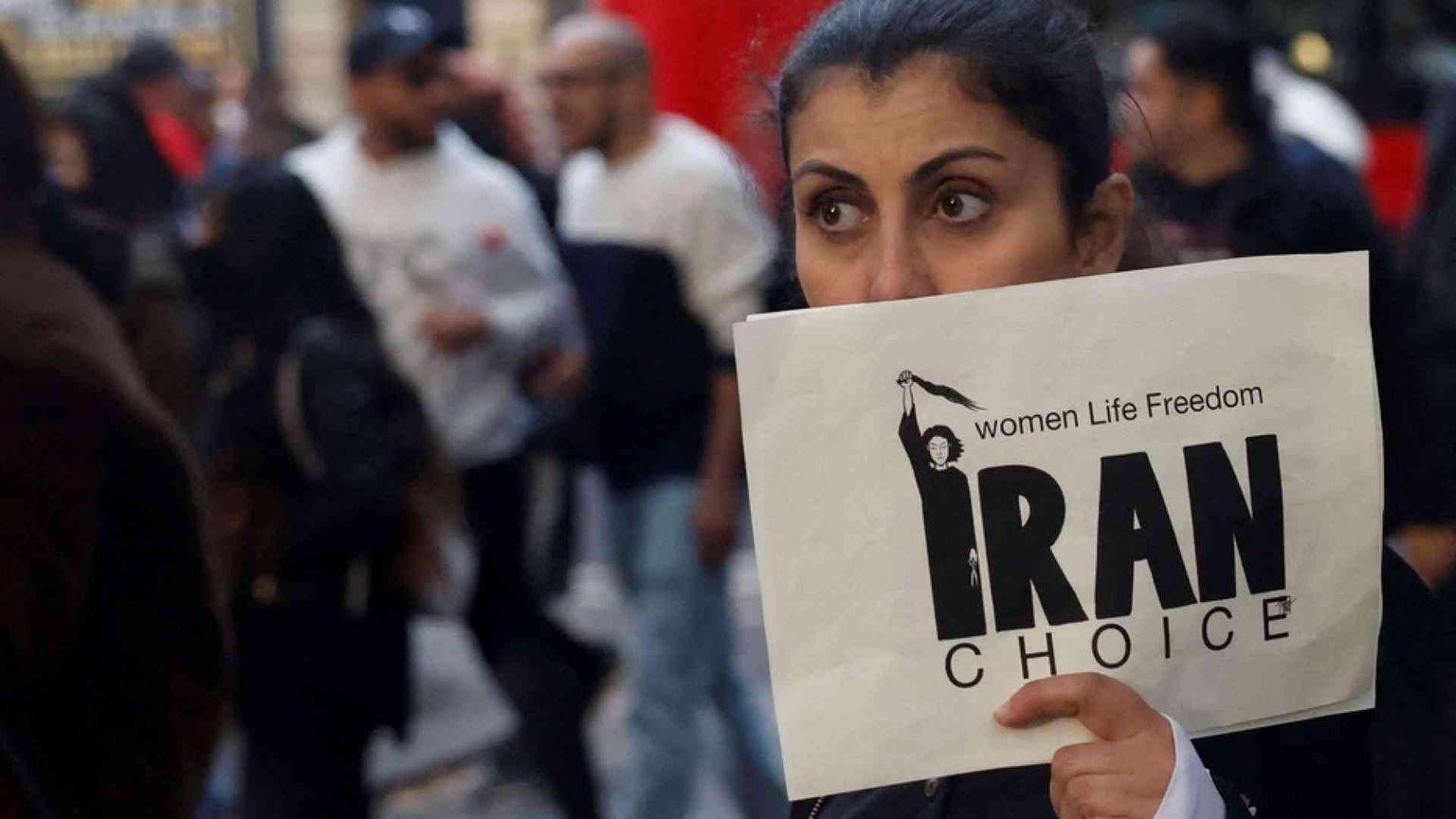 Il mondo in piazza per difendere le donne iraniane dopo la morte di ...