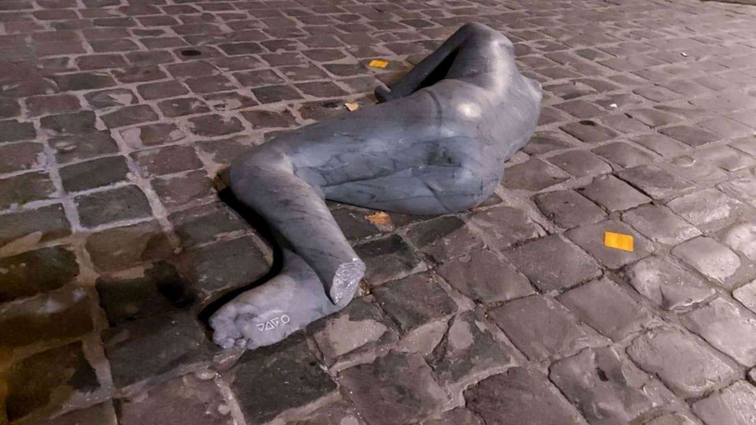 Nuovo sfregio alla statua del profugo a Castel S.Angelo: spezzato anche un piede