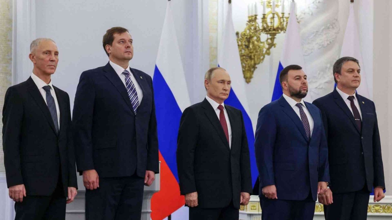 Putin: l'annessione è fatta, ora negoziamo. Strage di civili in fuga