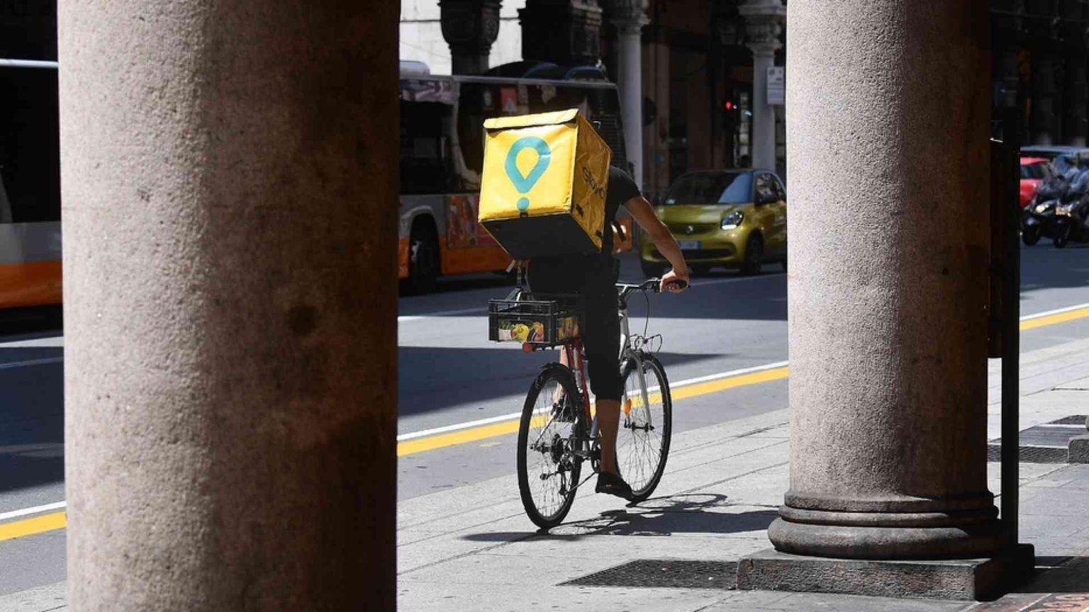«Licenziato dopo la morte». Firenze si ferma per il rider