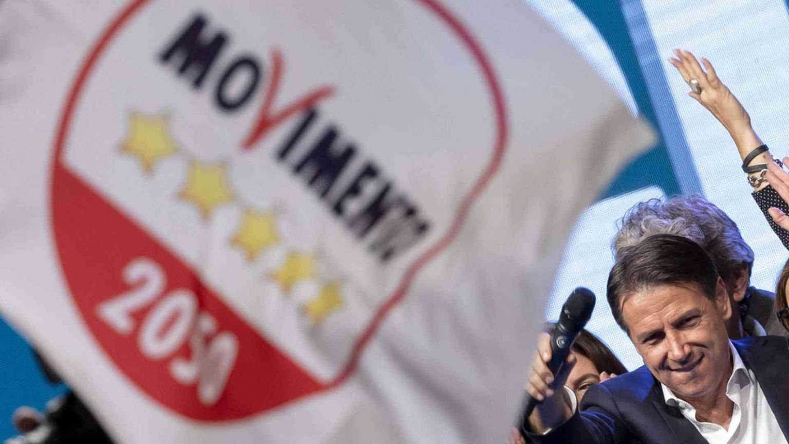 Conte: «Pace, sì a una piazza senza bandiere. Sul Rdc linciaggio dei poveri»