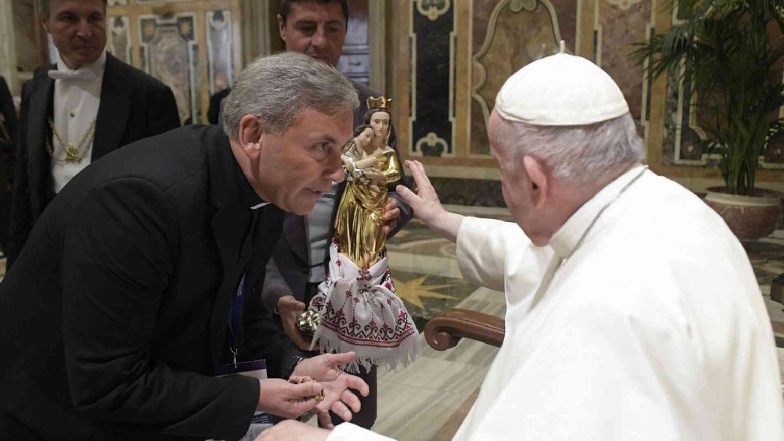 Papa Francesco: non si diventa santi con il muso lungo