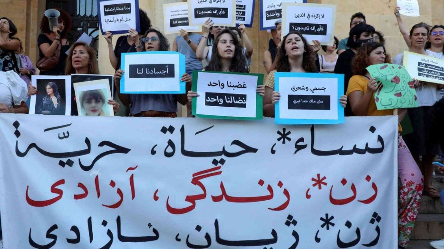 L'Iran mostra in tv due «spie francesi». Parigi: una pagliacciata