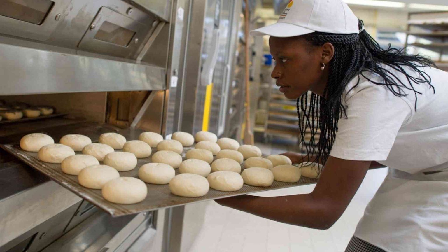 Stranieri, più permessi di soggiorno e cittadinanze: cresce l'integrazione