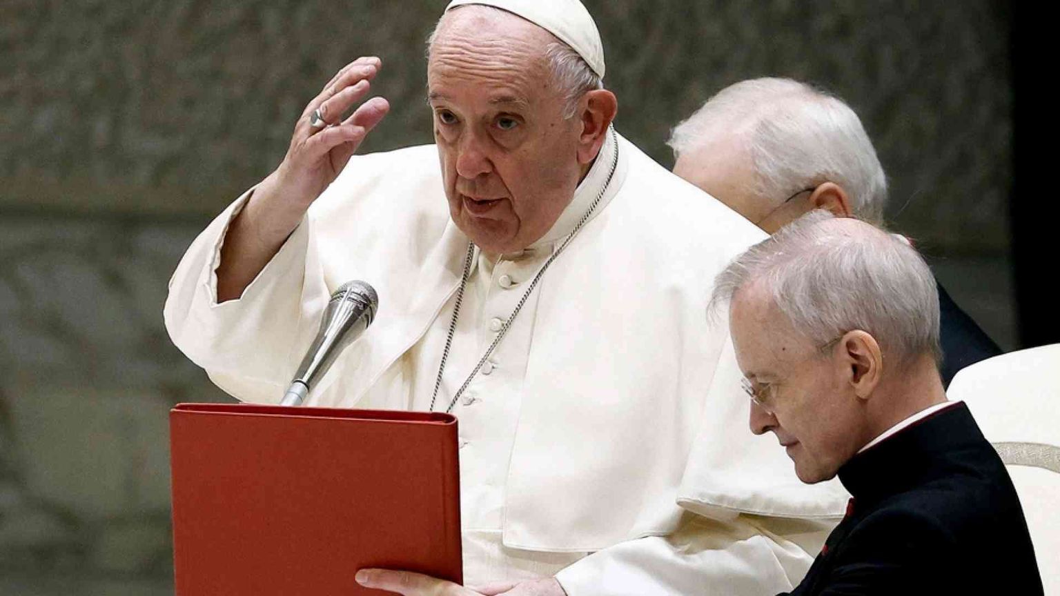 Il Papa: l’altro è fratello prima che cliente