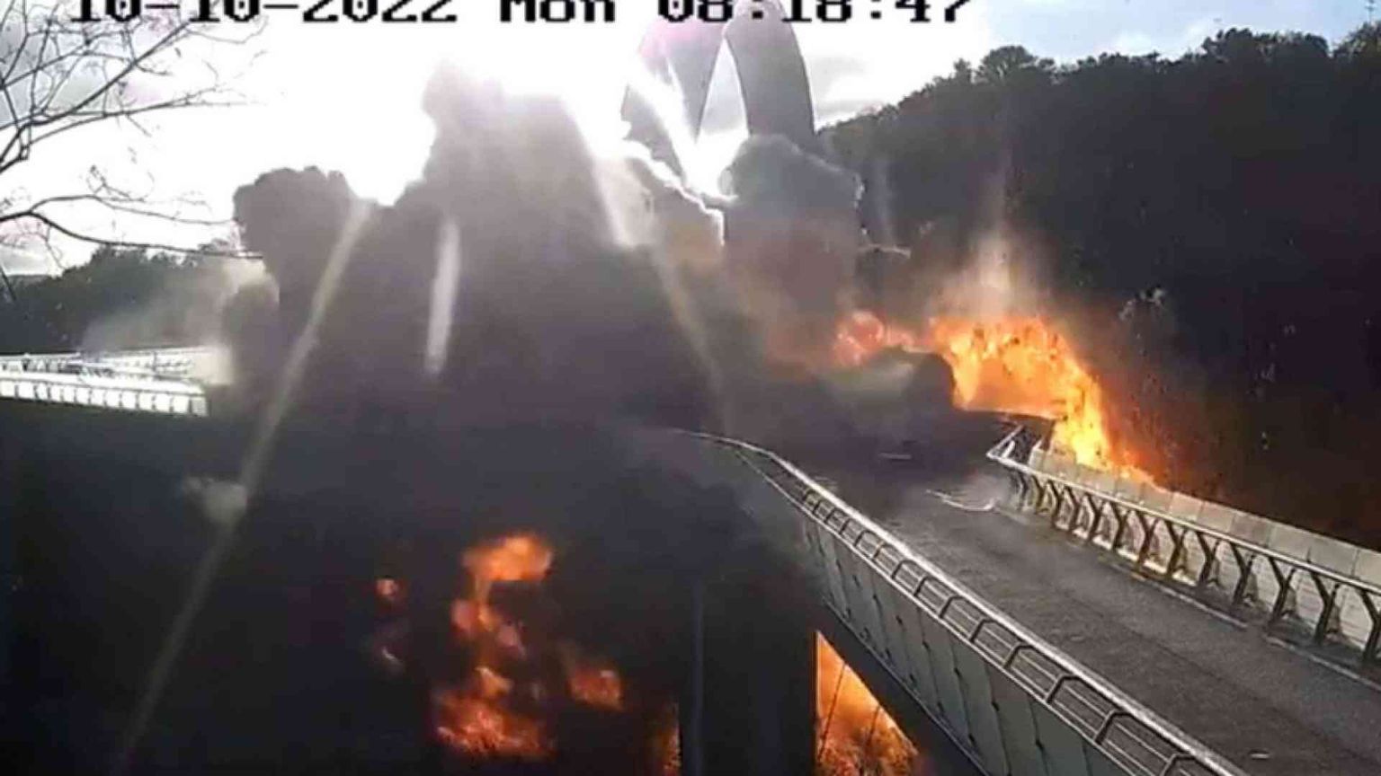 Vendetta di Putin per il ponte saltato, pioggia di missili. Biden: brutalità